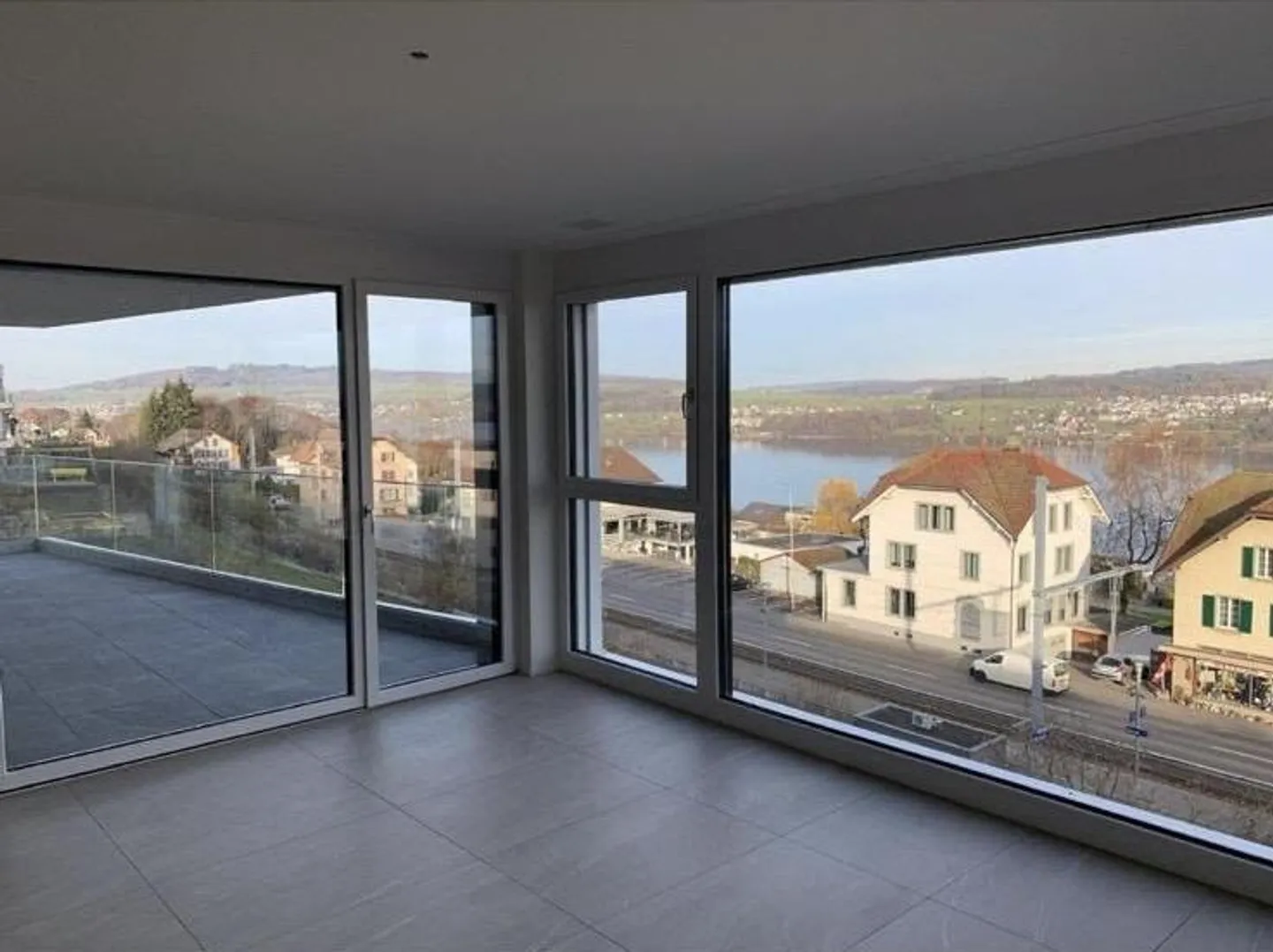 Modernes Apartment mit Seesicht - Foto 3 von 11