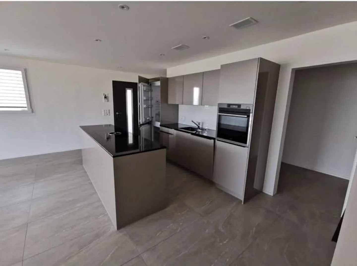 Modernes Apartment mit Seesicht - Foto 4 von 11