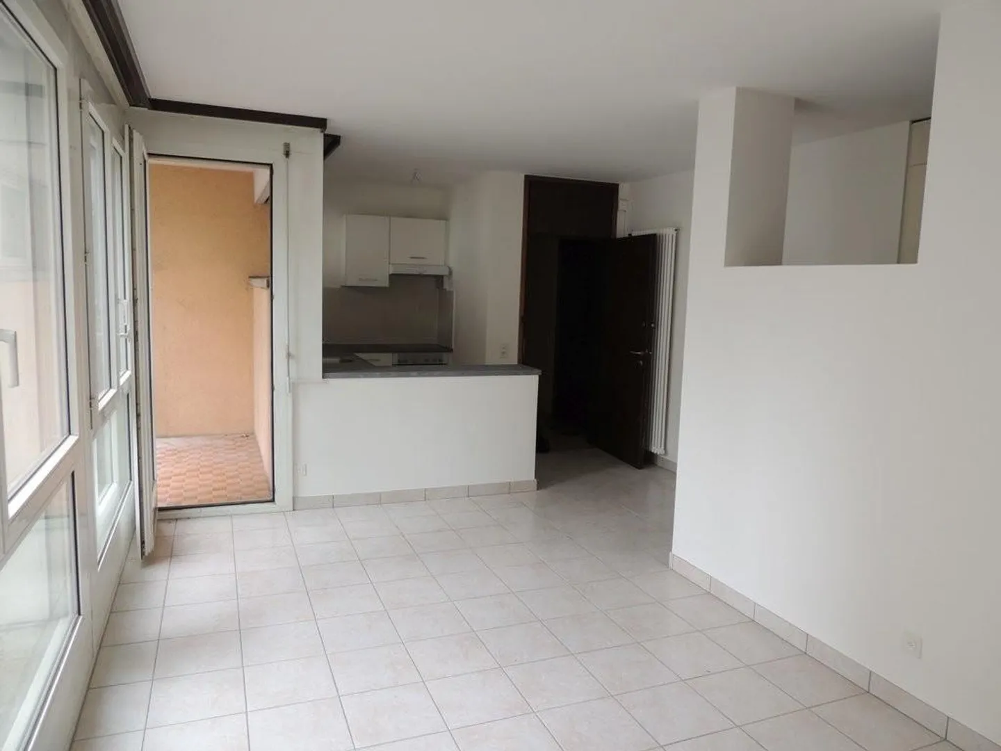 Studio ideally located! - Photo 2 of 5