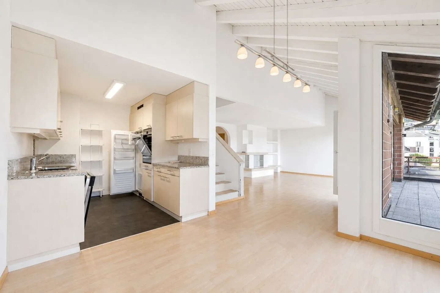 Light-flooded attic apartment in a central location in Pfäffikon SZ - Photo 4 of 10