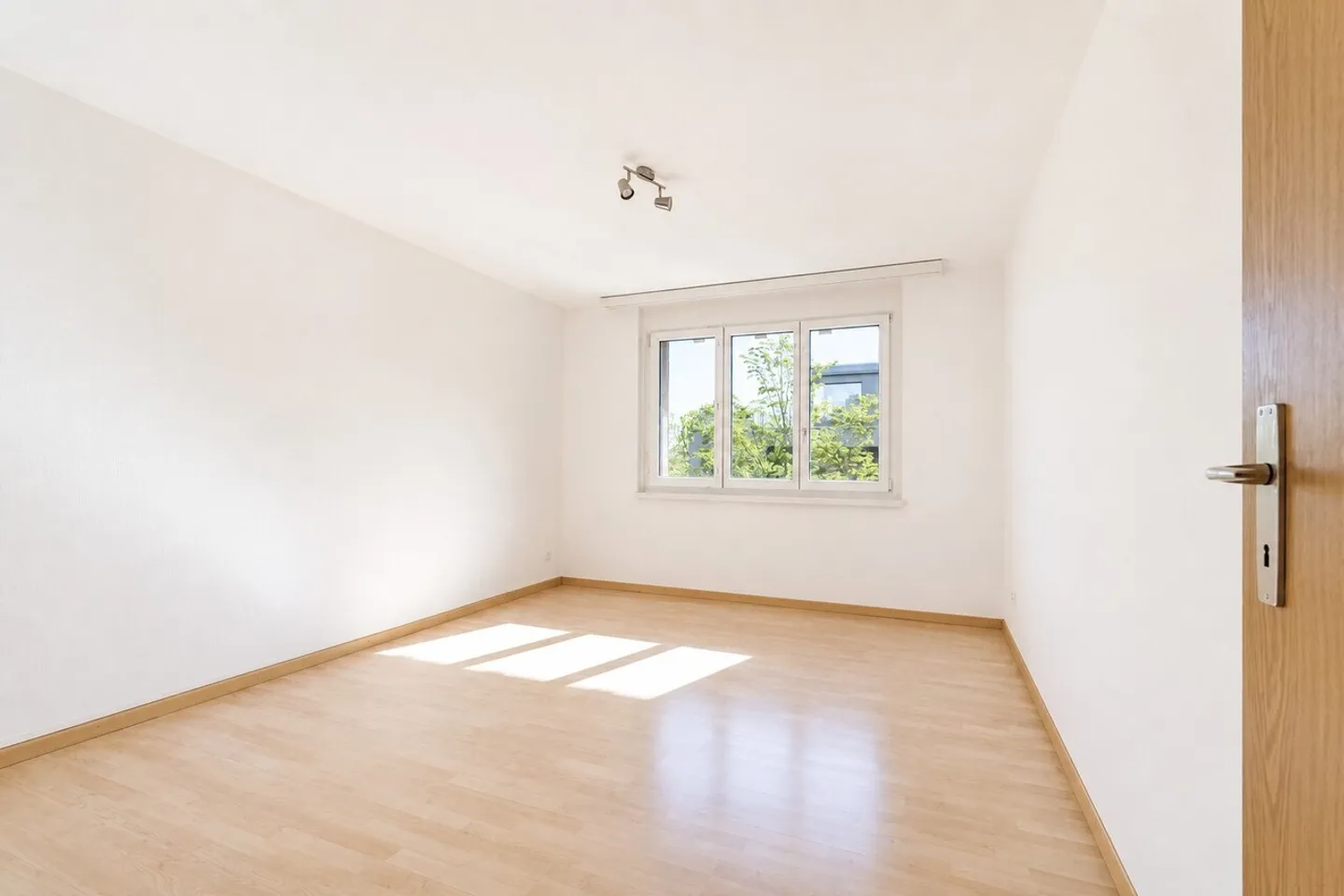 Light-flooded attic apartment in a central location in Pfäffikon SZ - Photo 7 of 10