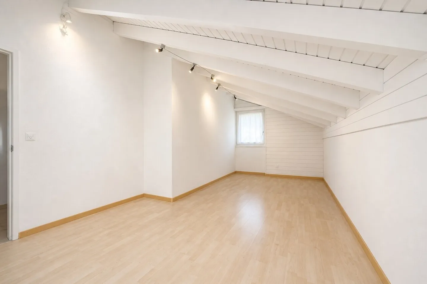 Light-flooded attic apartment in a central location in Pfäffikon SZ - Photo 9 of 10