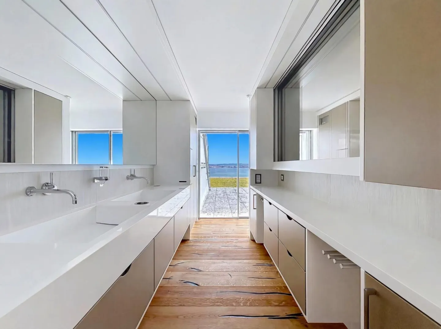 Contemporary Property of 600 m² with Panoramic Lake View - Photo 11 of 13