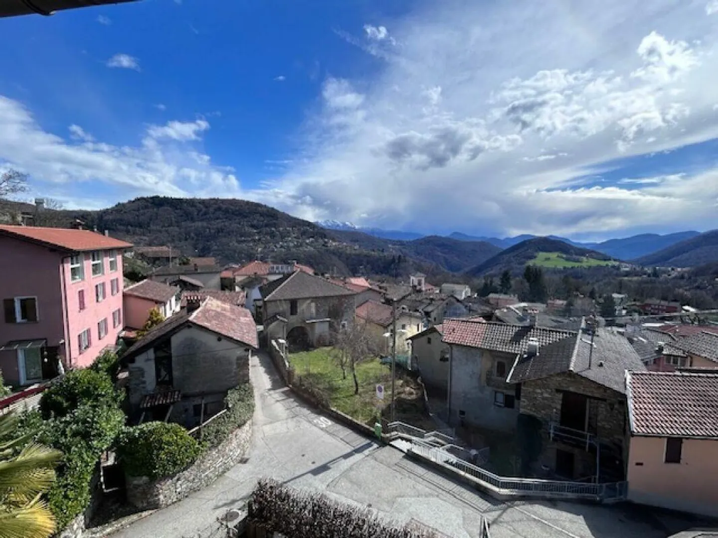 GRANDE MAISON AVEC DEUX APPARTEMENTS - JARDIN ET VUE SPECTACULAIRE - Photo 1 sur 27