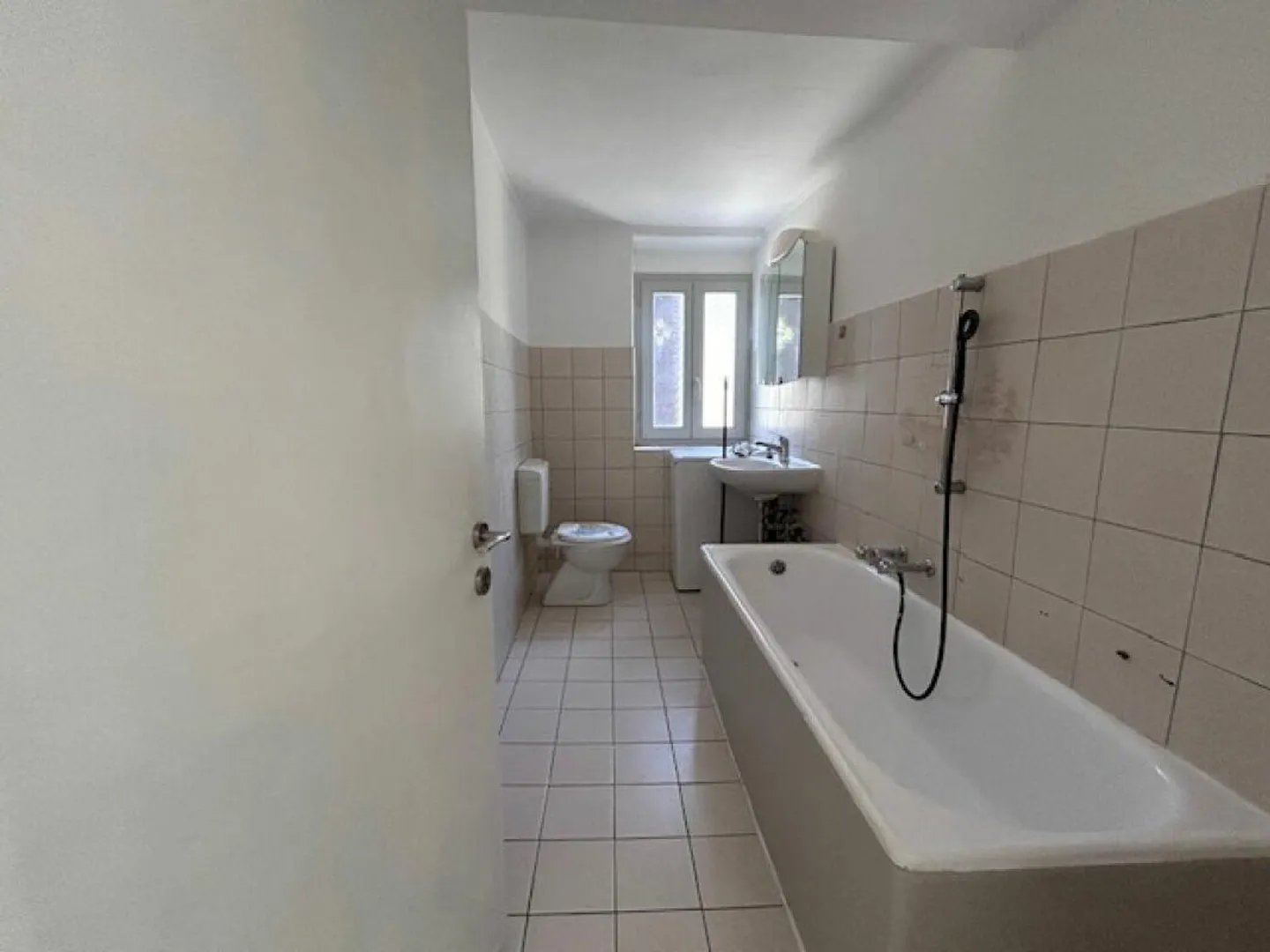 GRANDE MAISON AVEC DEUX APPARTEMENTS - JARDIN ET VUE SPECTACULAIRE - Photo 15 sur 27