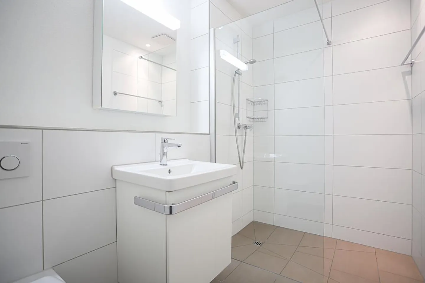 APPARTAMENTO MODERNO 3.5 STANZE CON VISTA SUL VERDE - Foto 5 di 9