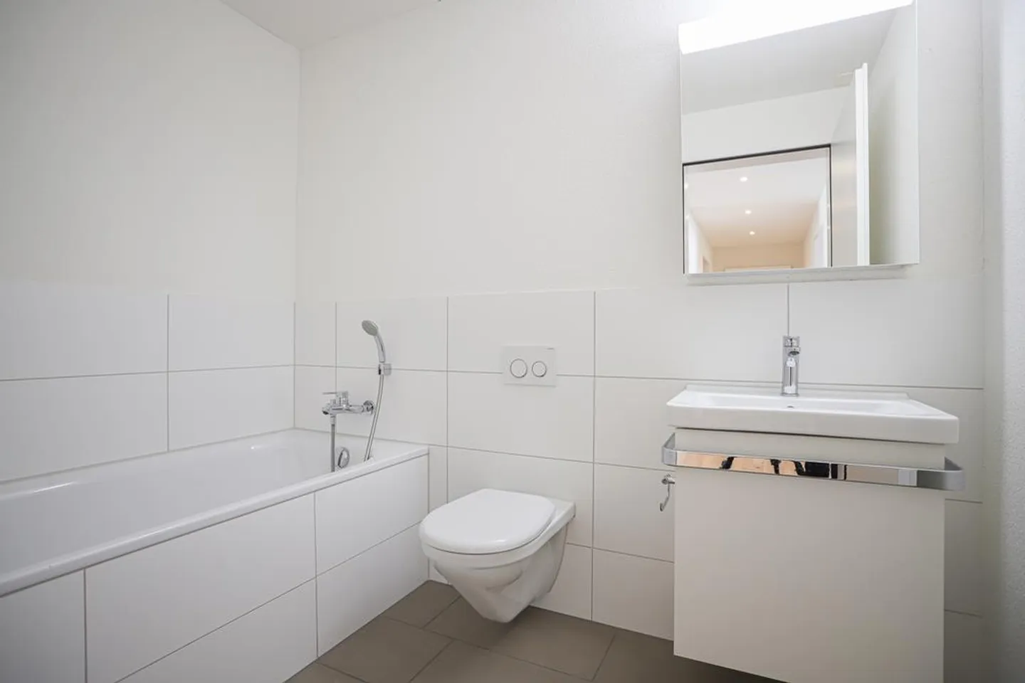APPARTAMENTO MODERNO 3.5 STANZE CON VISTA SUL VERDE - Foto 6 di 9
