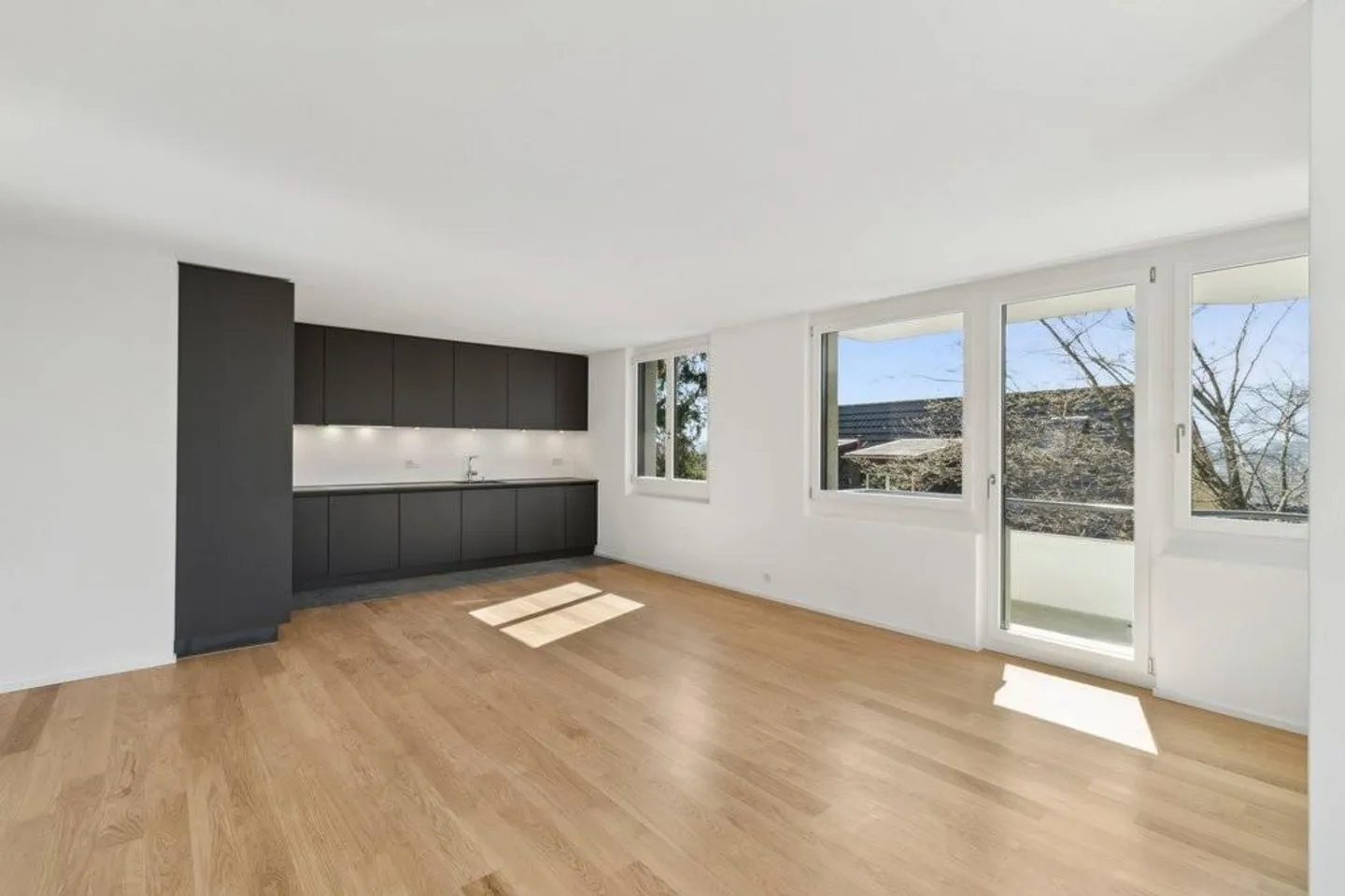 Modernes Apartment mit Balkon - Foto 2 von 8