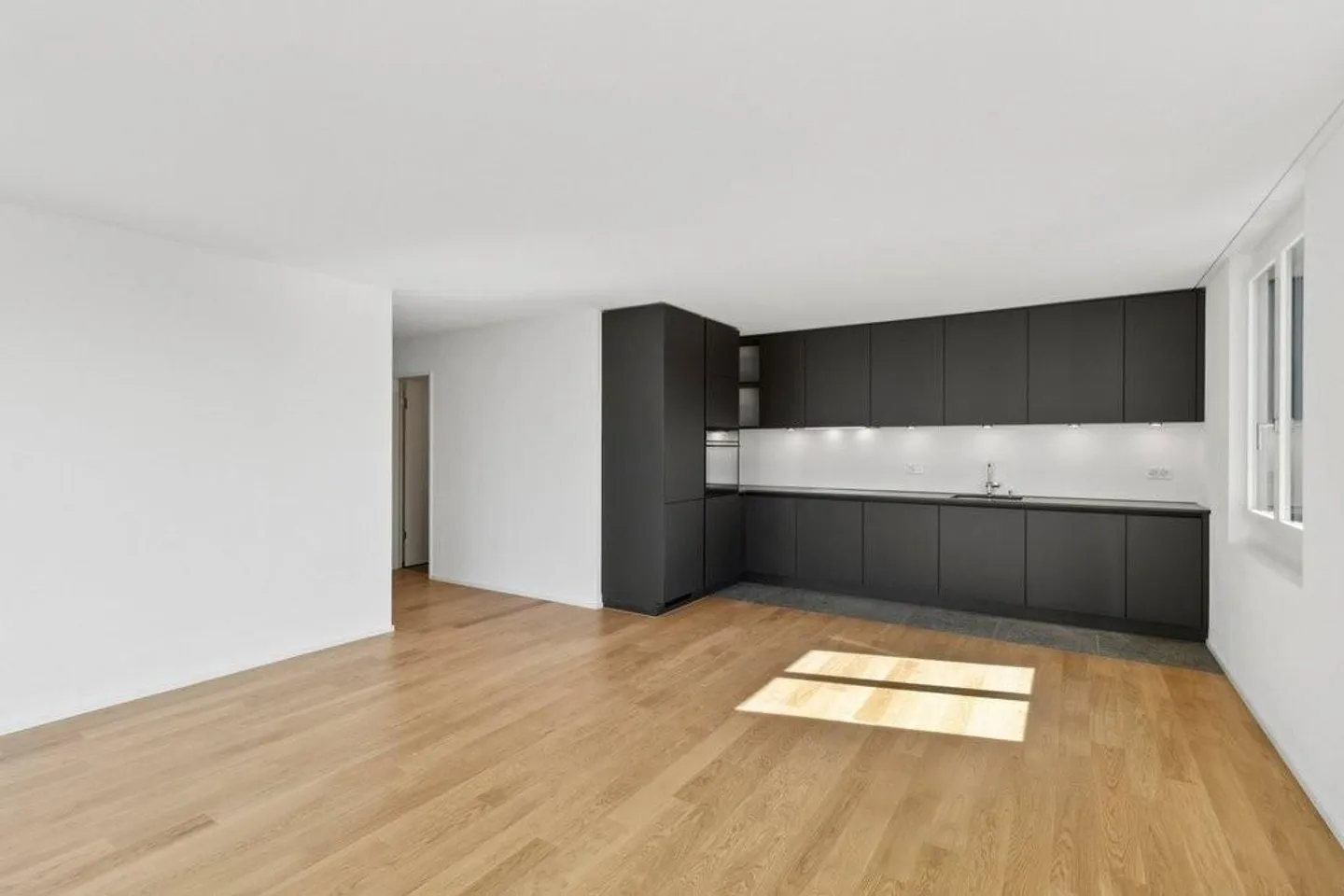 Modernes Apartment mit Balkon - Foto 3 von 8