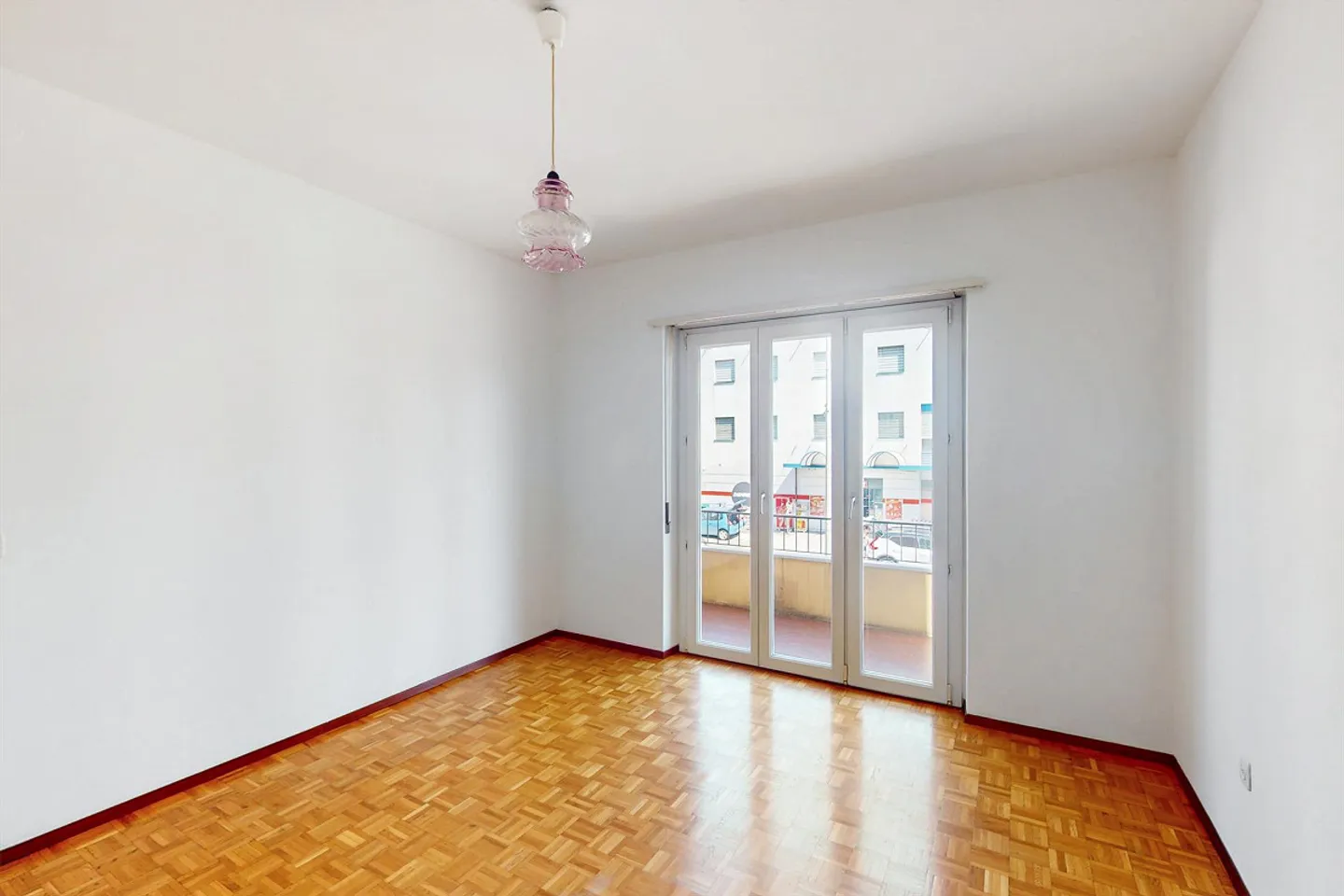 Living at the highest level: Bright 3.5-room apartment in a strategic location - Photo 2 of 9