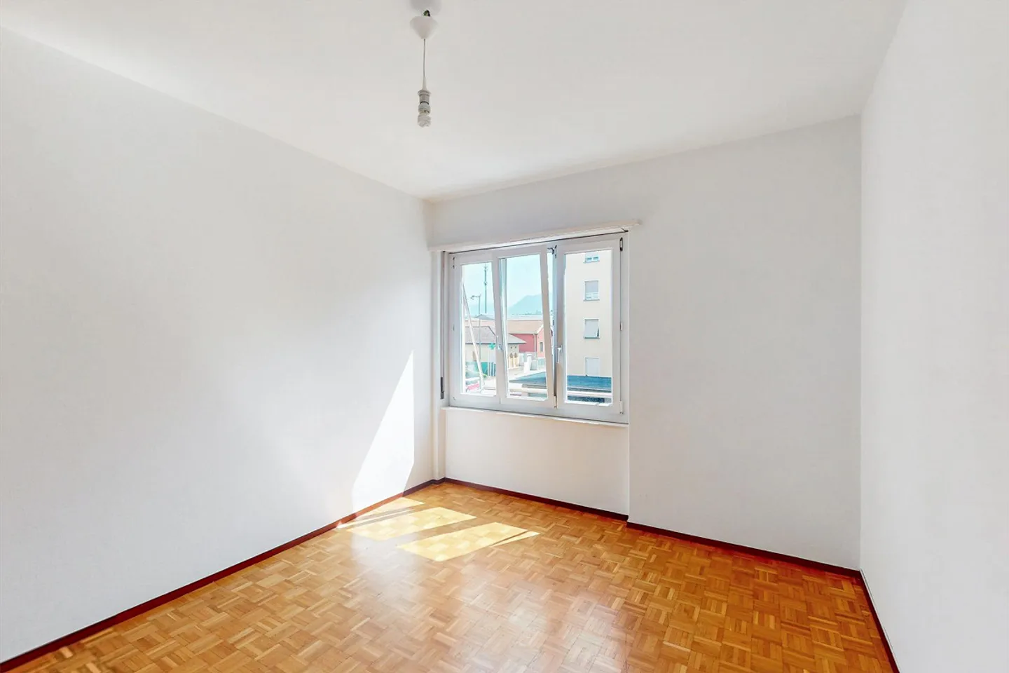 Living at the highest level: Bright 3.5-room apartment in a strategic location - Photo 4 of 9