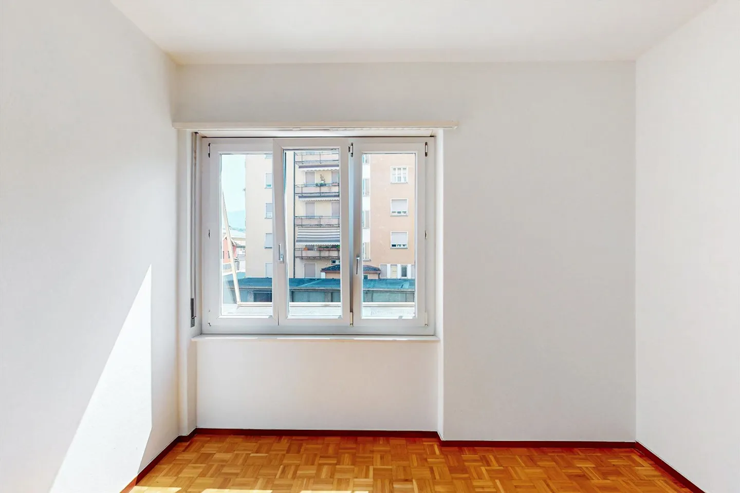 Living at the highest level: Bright 3.5-room apartment in a strategic location - Photo 5 of 9