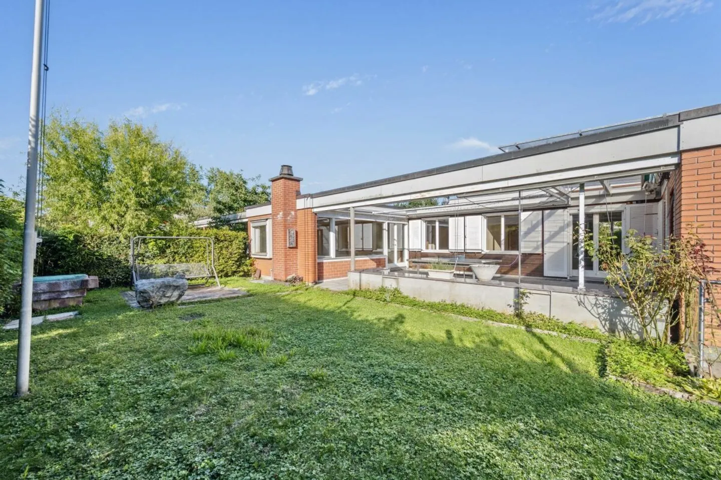 Affascinante casa atrium di 6 1/2 stanze con piscina interna e garage in una posizione privilegiata - Foto 1 di 12