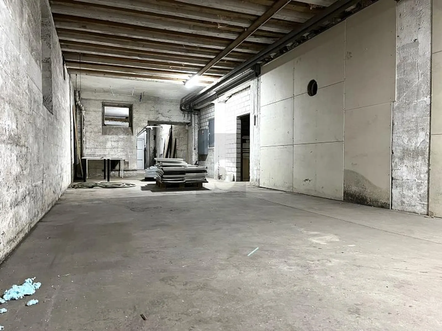 ESPACE DE STOCKAGE AVEC DE NOMBREUSES POSSIBILITÉS D'UTILISATION - Photo 2 sur 6