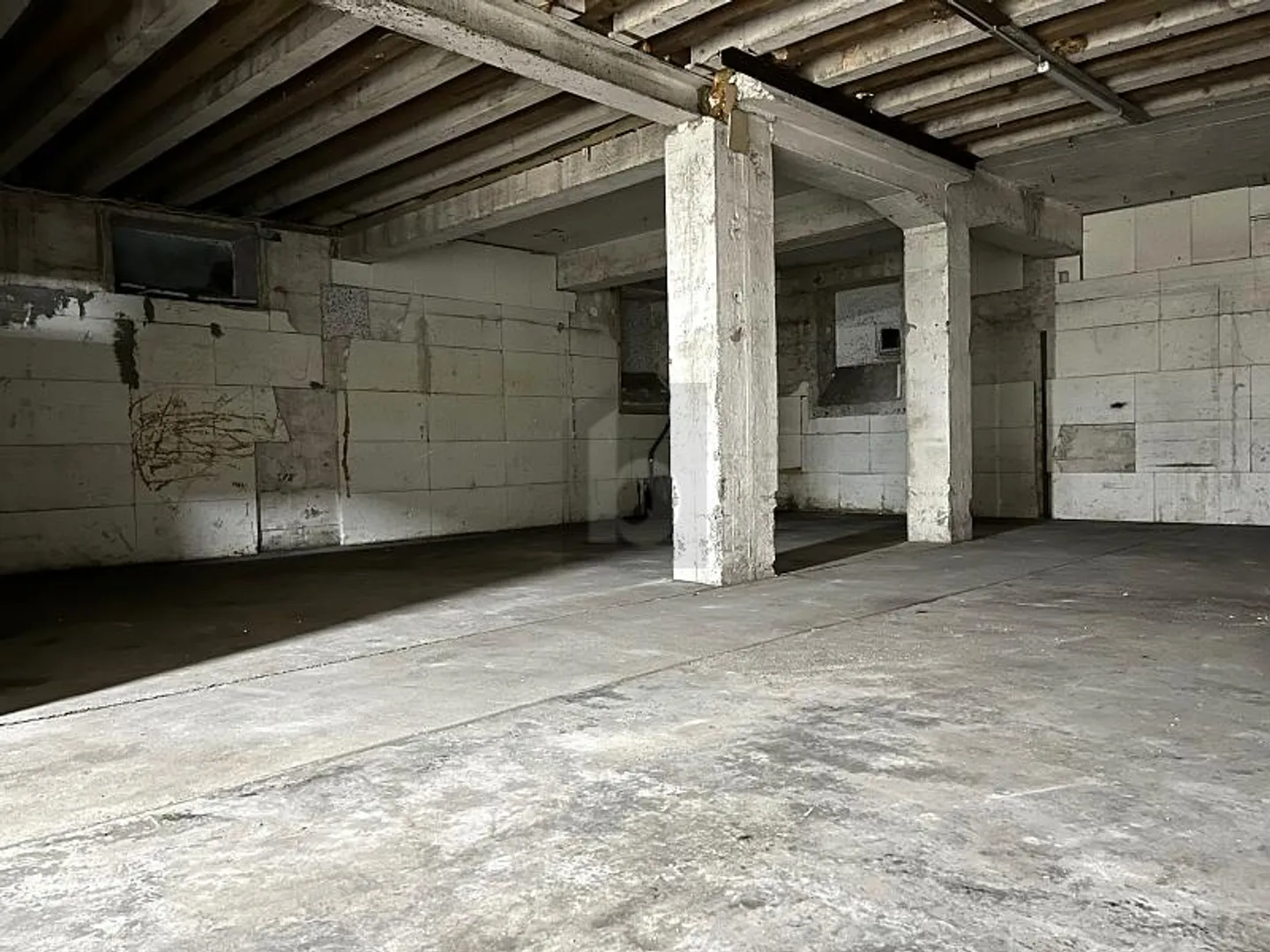 ESPACE DE STOCKAGE AVEC DE NOMBREUSES POSSIBILITÉS D'UTILISATION - Photo 4 sur 6