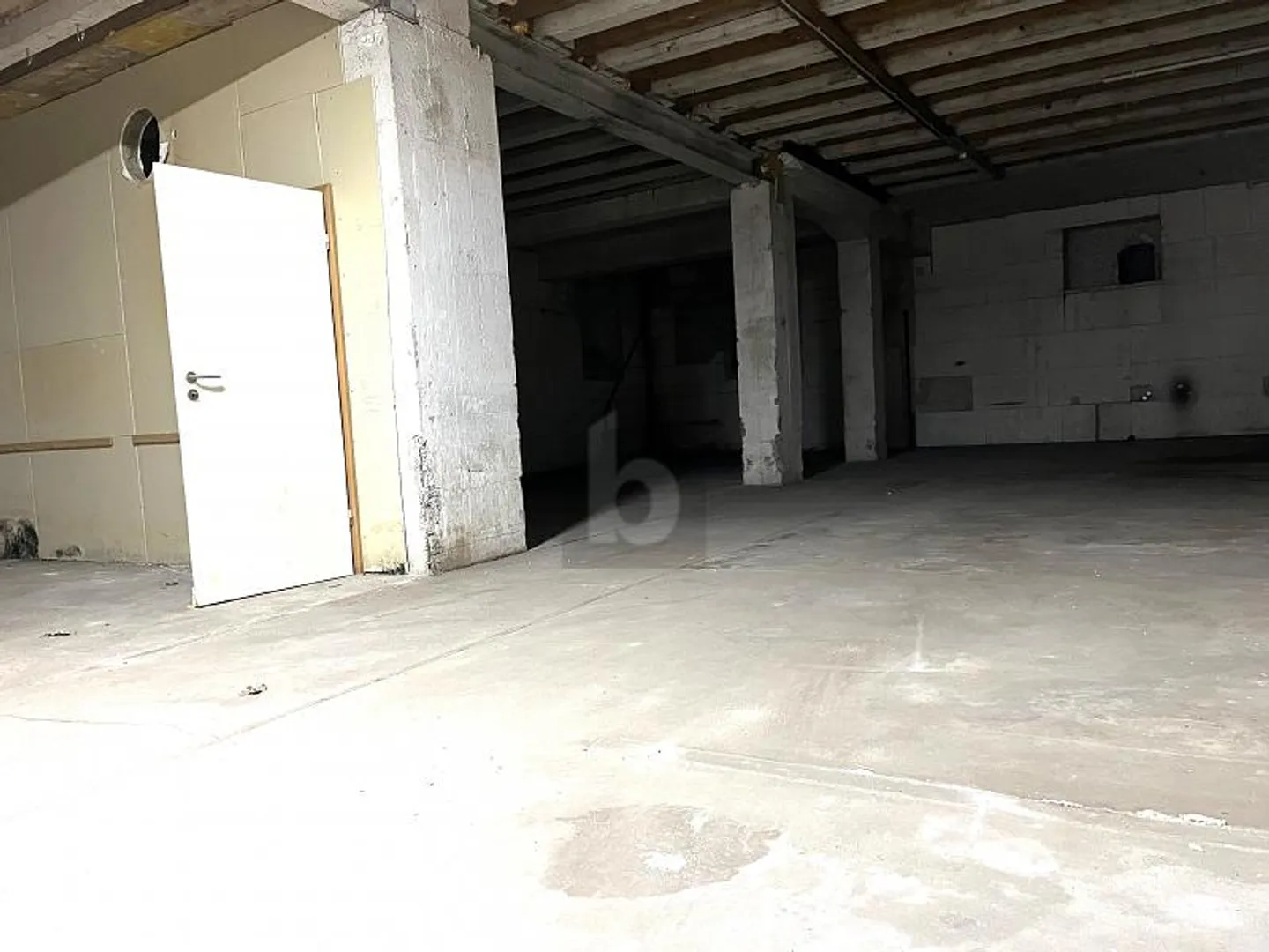 ESPACE DE STOCKAGE AVEC DE NOMBREUSES POSSIBILITÉS D'UTILISATION - Photo 5 sur 6