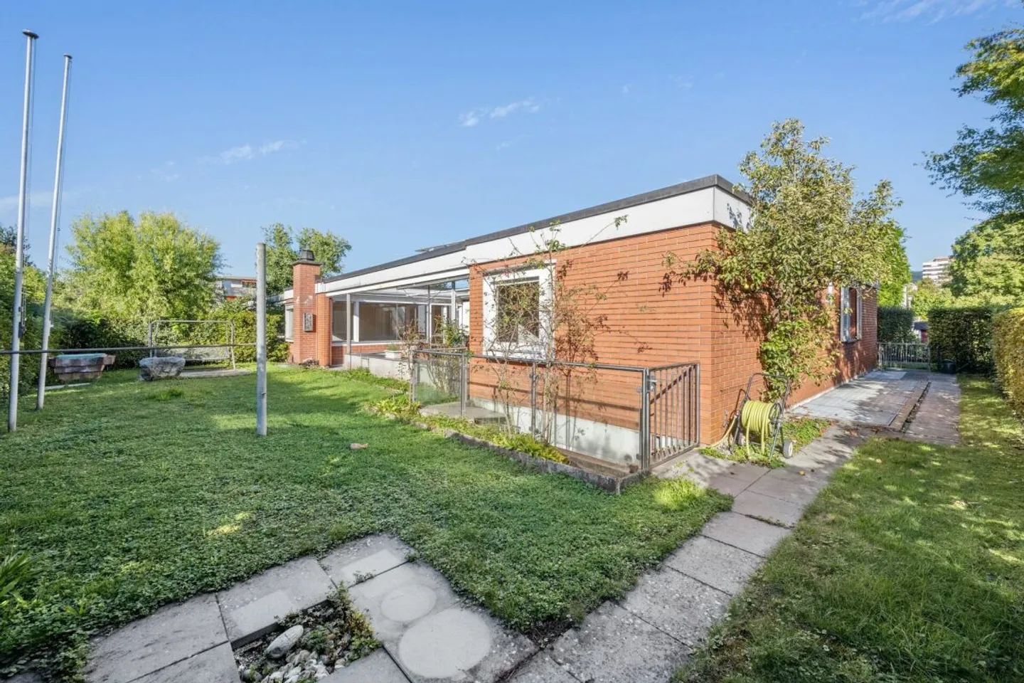 Affascinante casa atrium di 6 1/2 stanze con piscina interna e garage in una posizione privilegiata - Foto 2 di 12