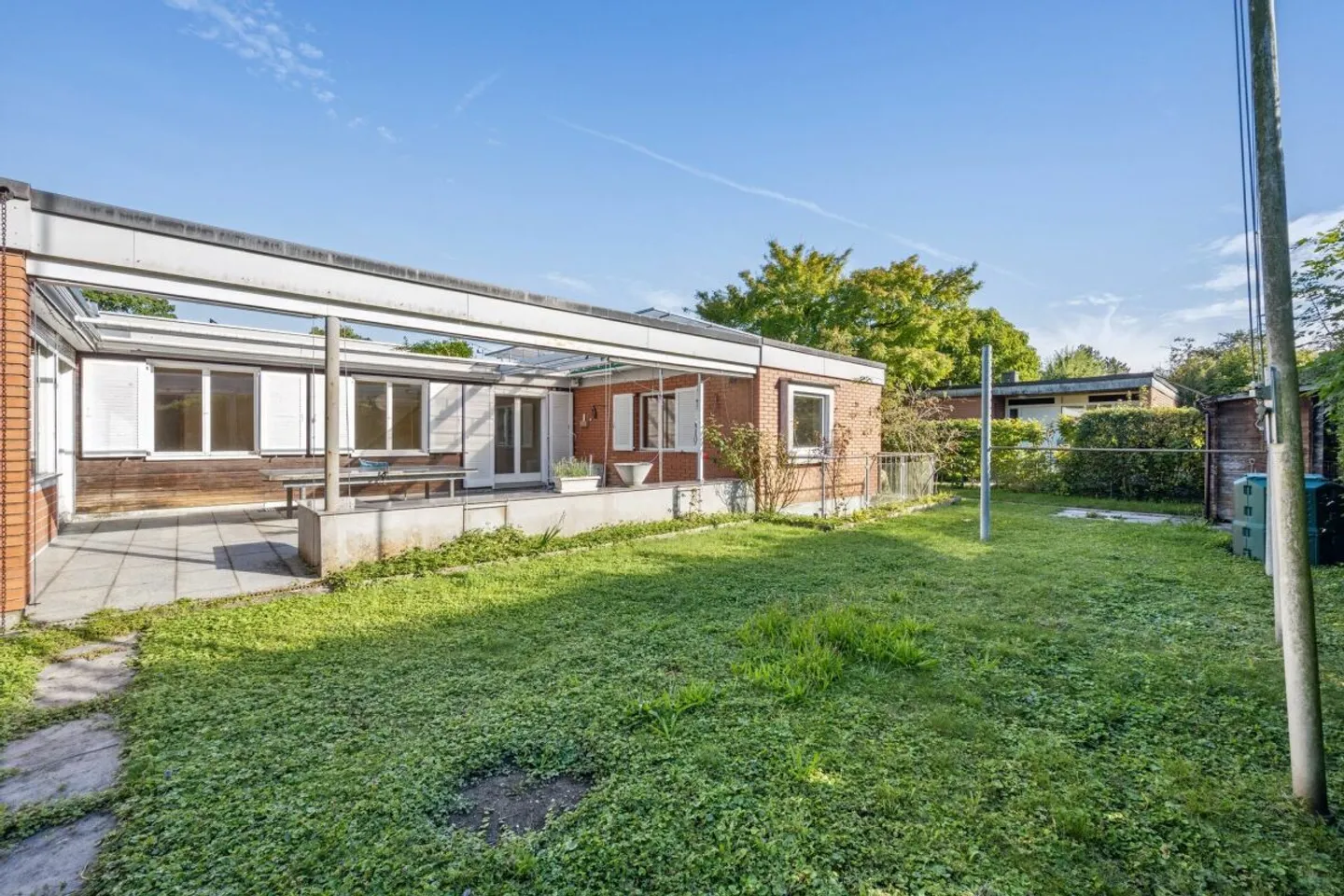 Affascinante casa atrium di 6 1/2 stanze con piscina interna e garage in una posizione privilegiata - Foto 3 di 12
