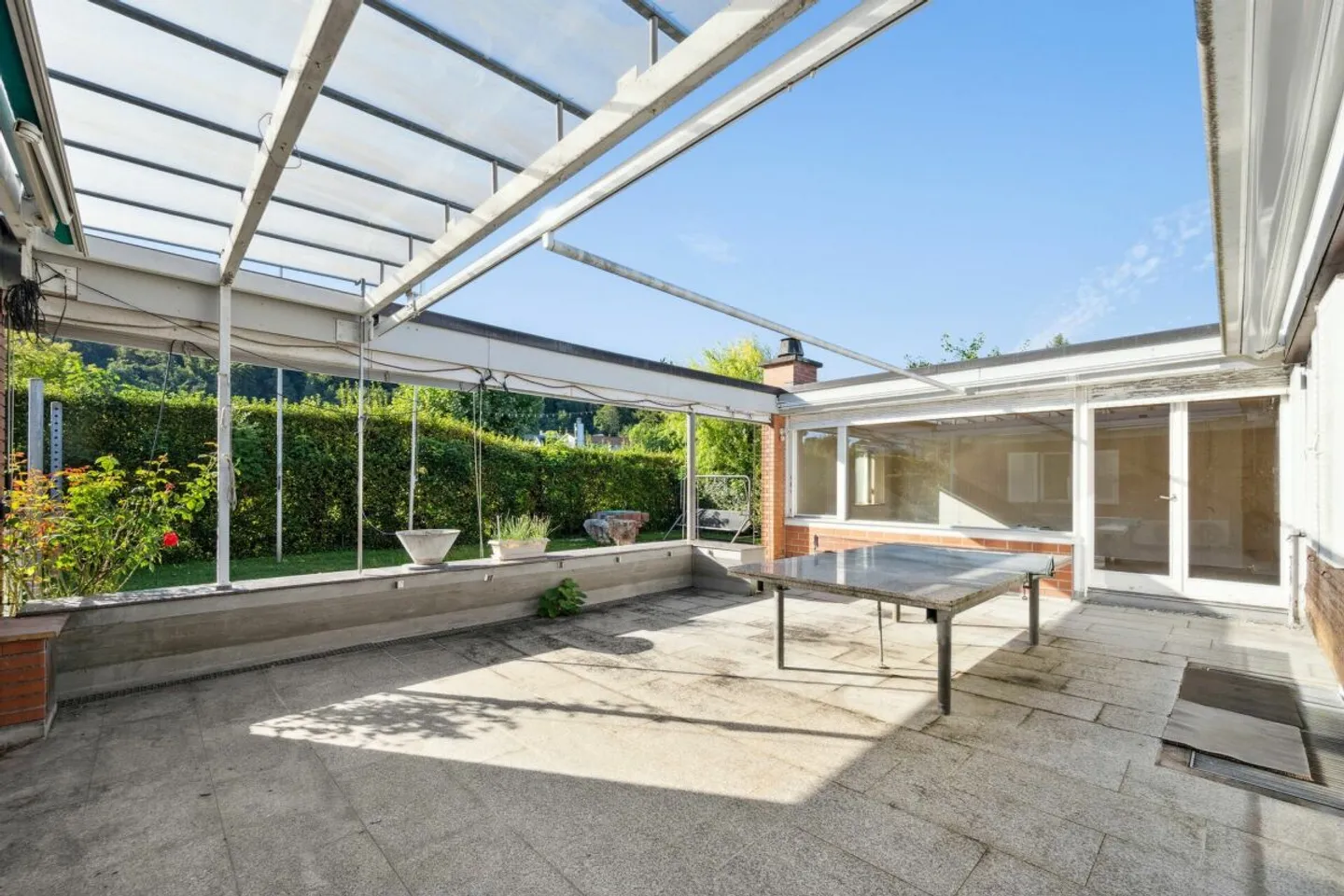 Affascinante casa atrium di 6 1/2 stanze con piscina interna e garage in una posizione privilegiata - Foto 4 di 12