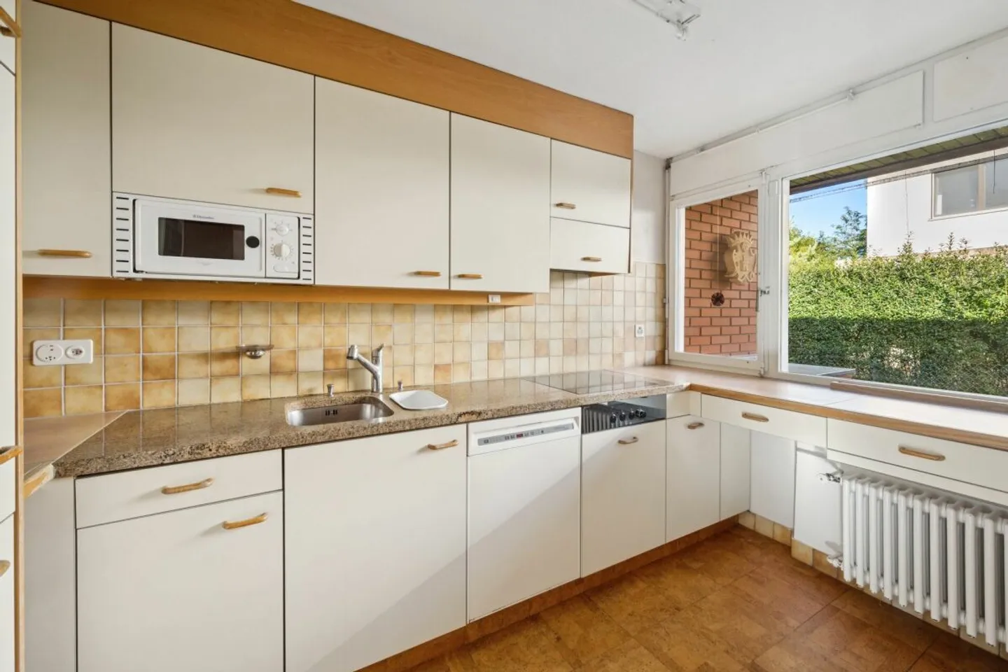 Affascinante casa atrium di 6 1/2 stanze con piscina interna e garage in una posizione privilegiata - Foto 5 di 12