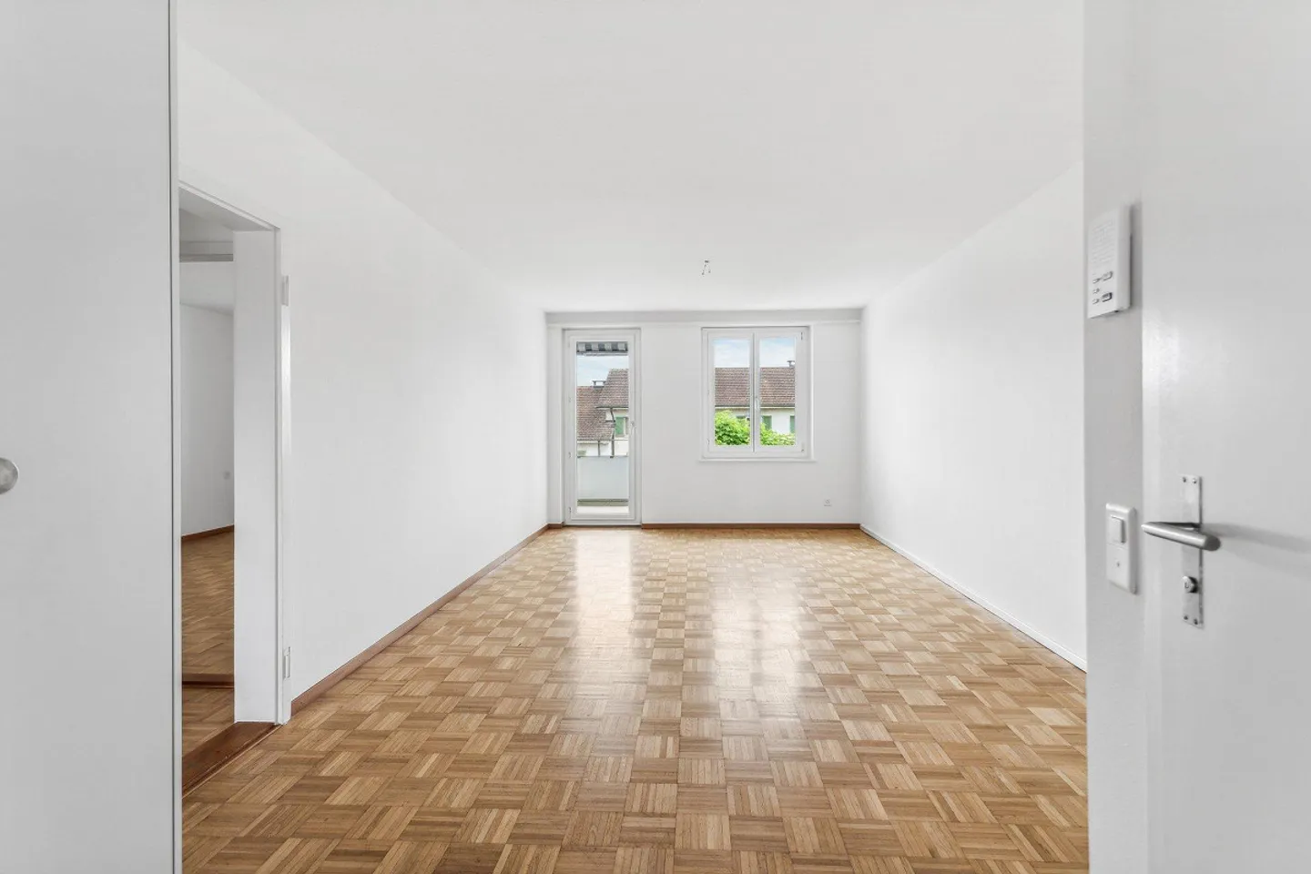 Spacious 2-room apartment for rent! - Photo 2 of 6