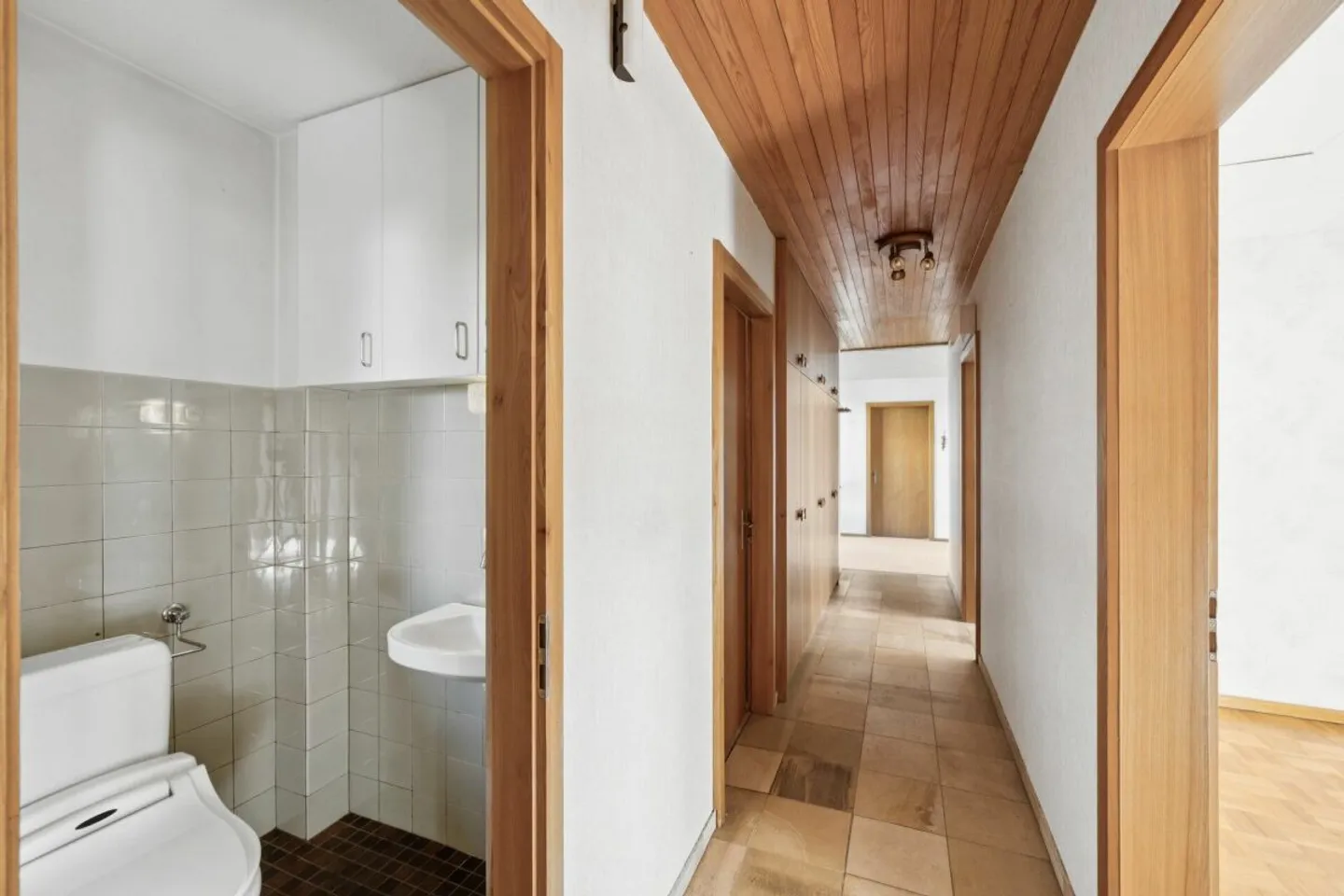 Affascinante casa atrium di 6 1/2 stanze con piscina interna e garage in una posizione privilegiata - Foto 6 di 12