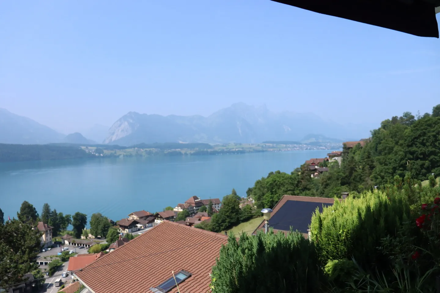 Incantevole casa di 4,5 stanze con vista lago e terrazza a Gunten! - Foto 2 di 13