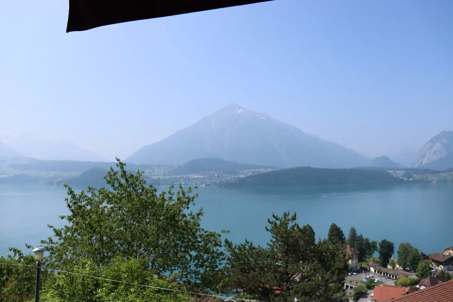Incantevole casa di 4,5 stanze con vista lago e terrazza a Gunten! - Foto 3 di 13