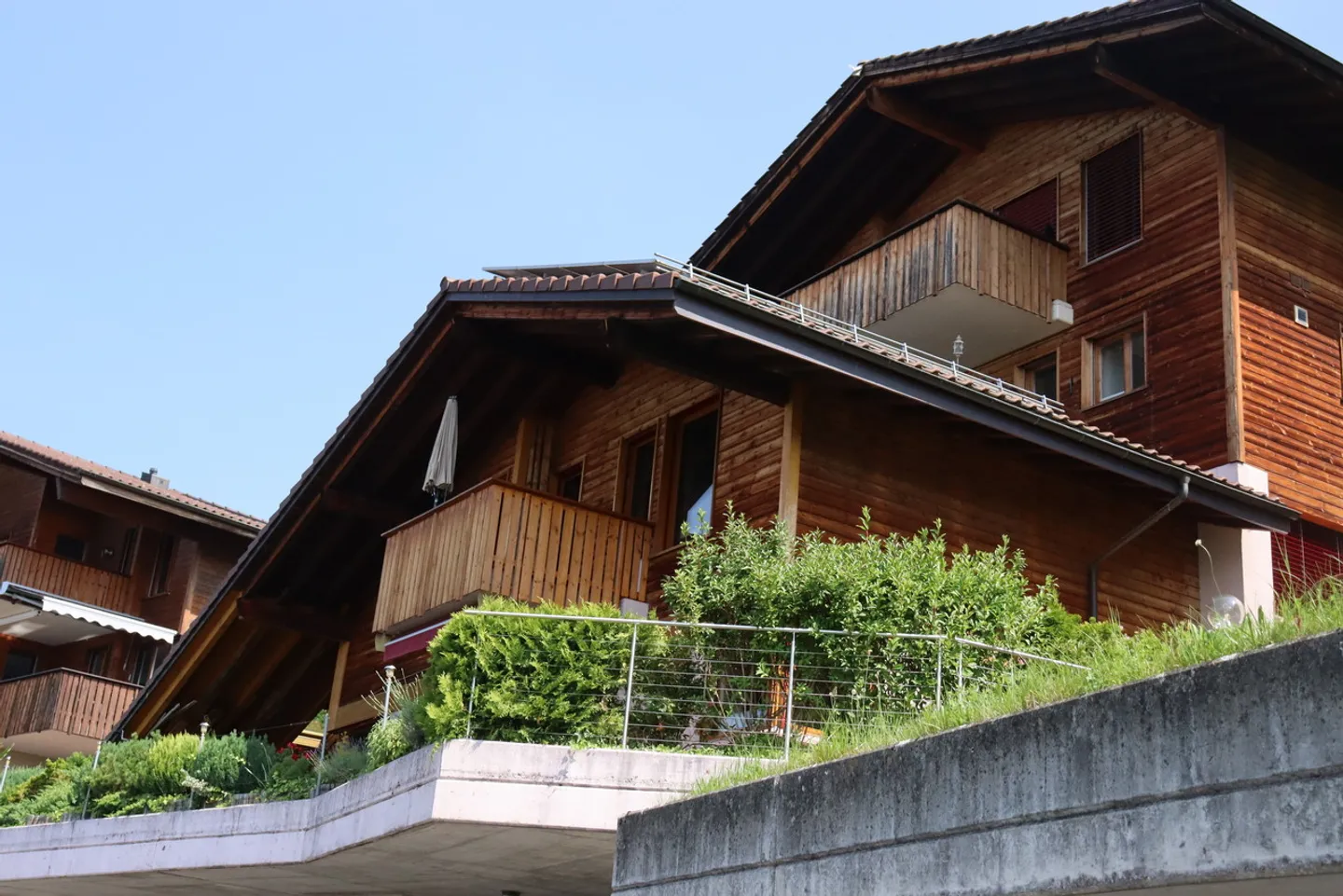 Incantevole casa di 4,5 stanze con vista lago e terrazza a Gunten! - Foto 1 di 13