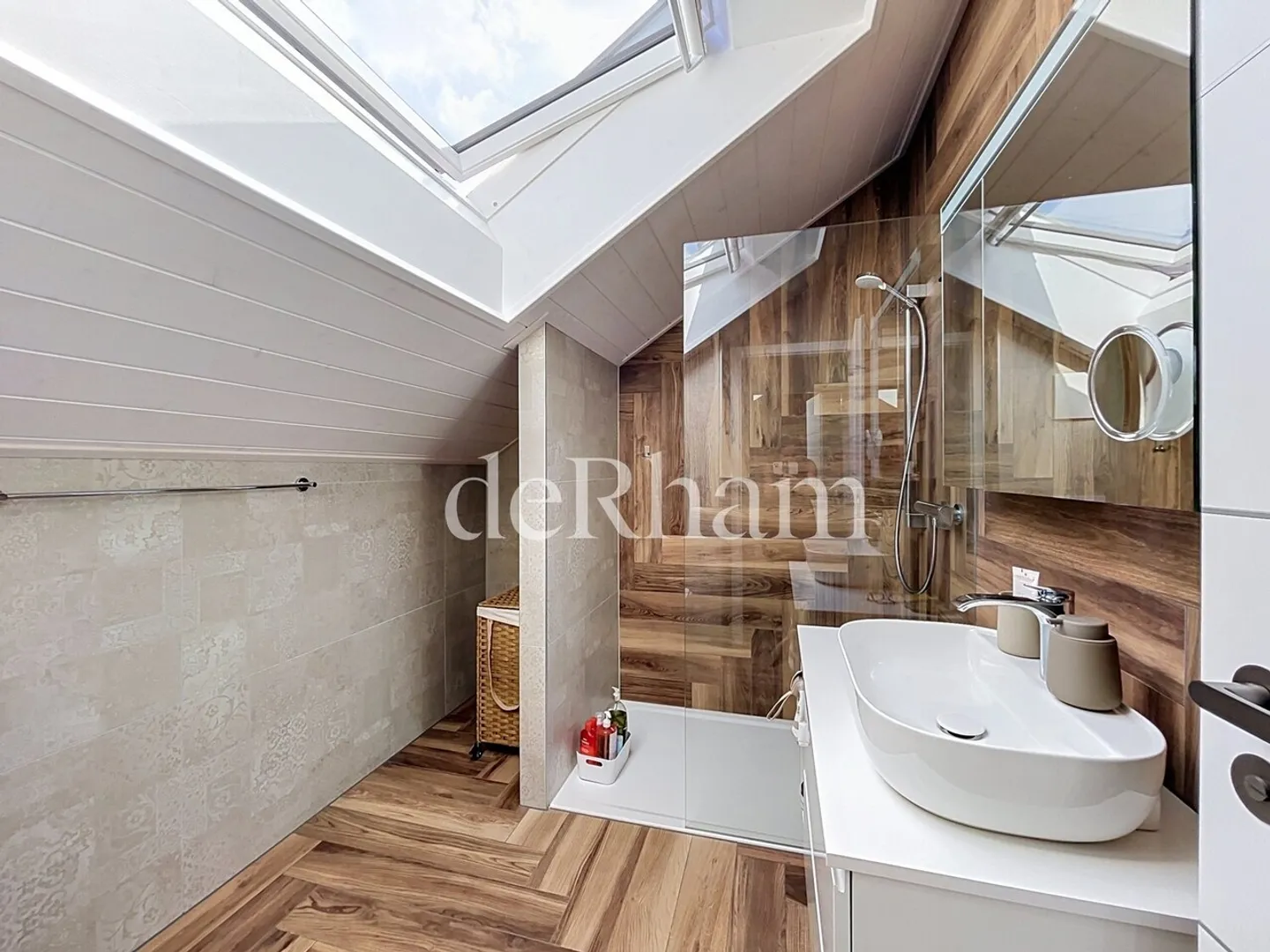 Exceptional triplex in a green setting in Mont-sur-Lausanne! - Photo 4 of 10