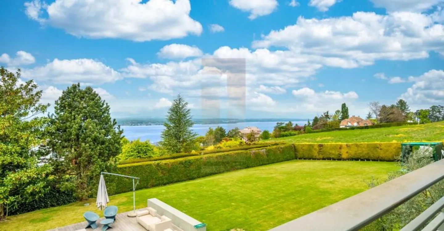 Architect-designed house in Cologny with pool and lake view - Photo 1 of 9
