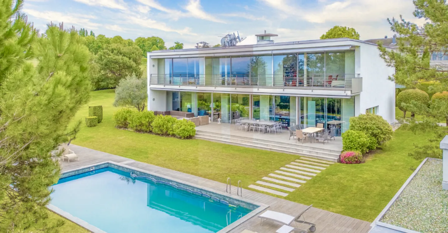 Architect-designed house in Cologny with pool and lake view - Photo 2 of 9