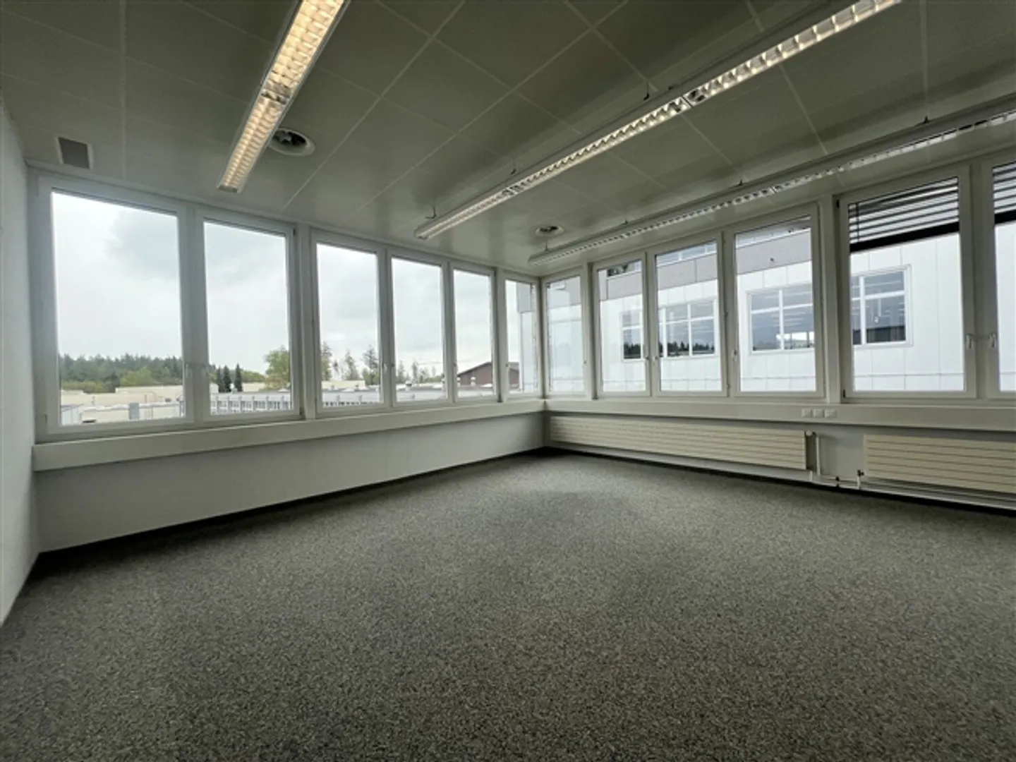 Uncomplicated office directly in the industrial zone - Photo 1 of 2
