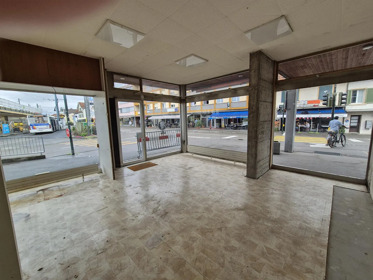 Magasin d'angle (environ 45m²) avec vitrine dans un emplacement central à Aesch - Photo 1 sur 3