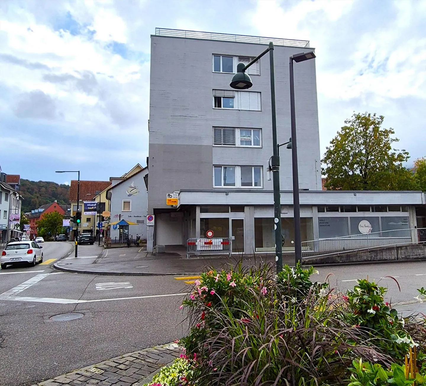Magasin d'angle (environ 45m²) avec vitrine dans un emplacement central à Aesch - Photo 2 sur 3
