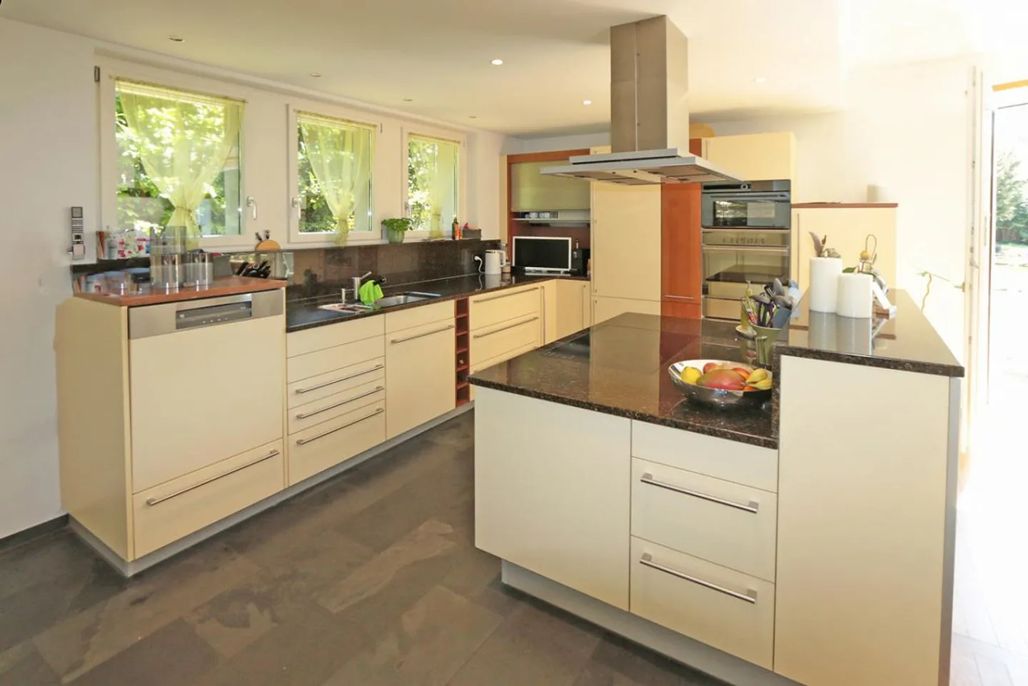 Villa maestosa e ben curata sulla pendenza soleggiata di Flurlingen - Foto 10 di 30