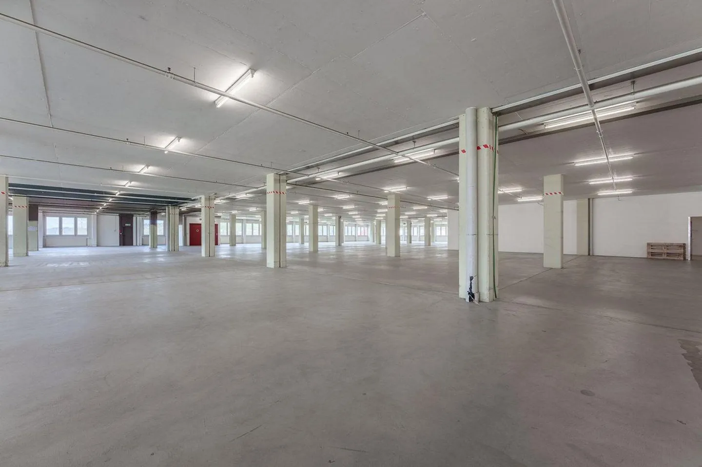 Spazi logistici di diverse dimensioni e piani - Uznach - Foto 2 di 8