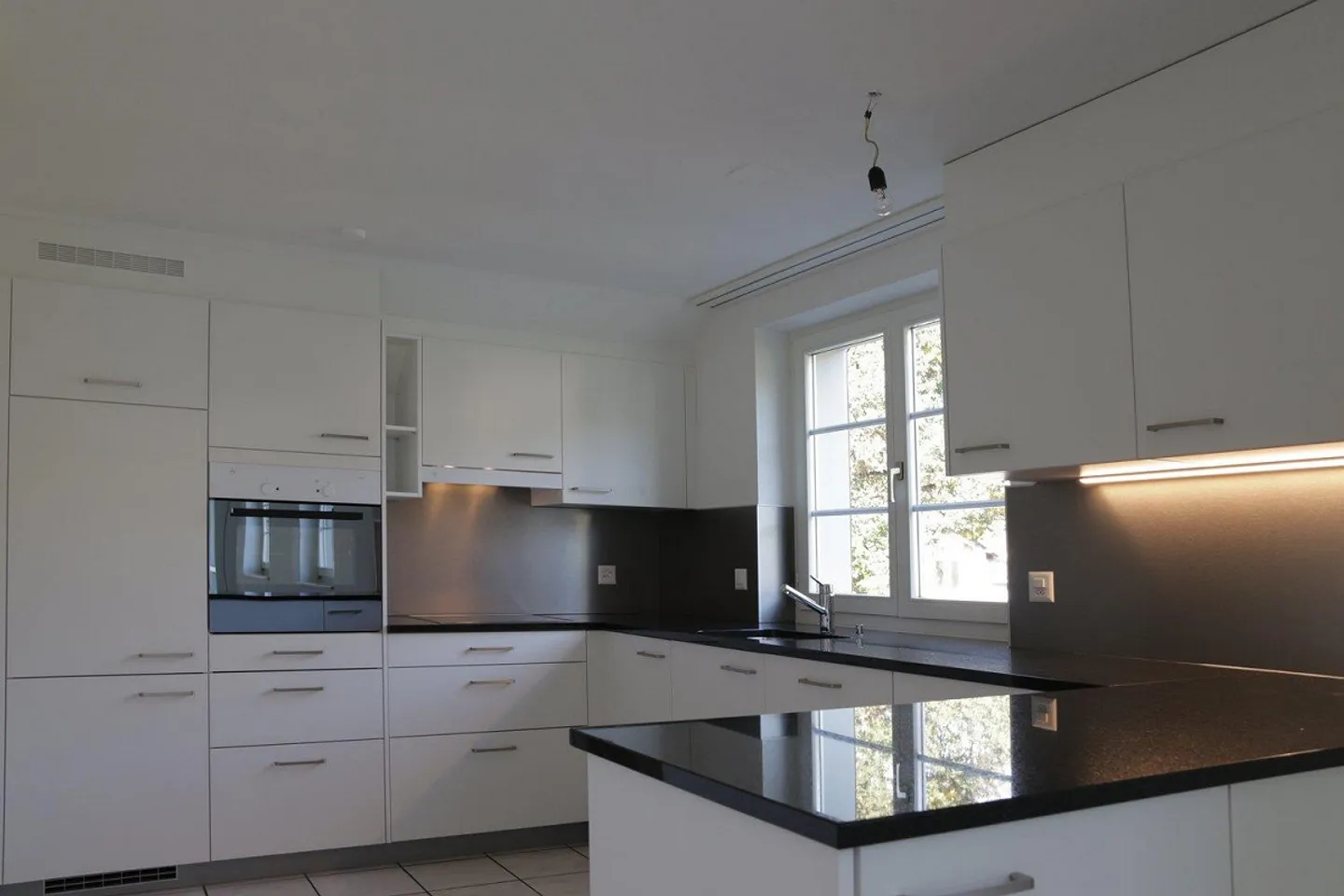 Large 5.5-room maisonette apartment with loggia in the heart of Giebenach - Photo 2 of 7