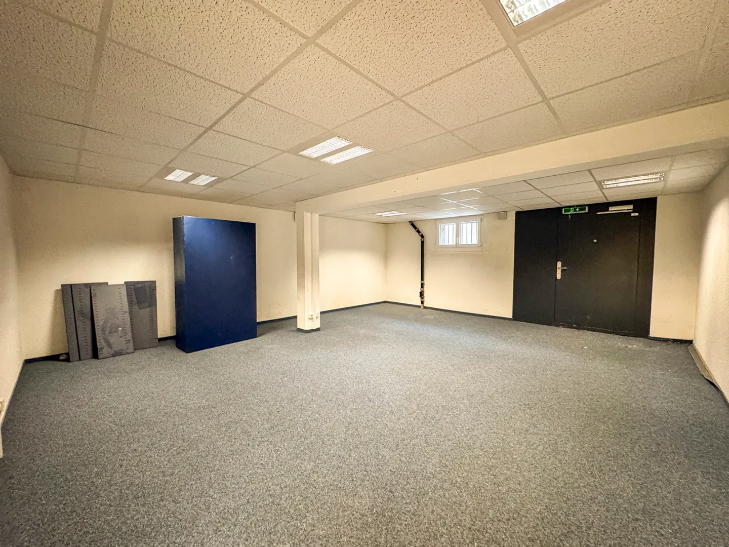 Bulle - Spacious 187.9 m² storage space for rent - Photo 1 of 4