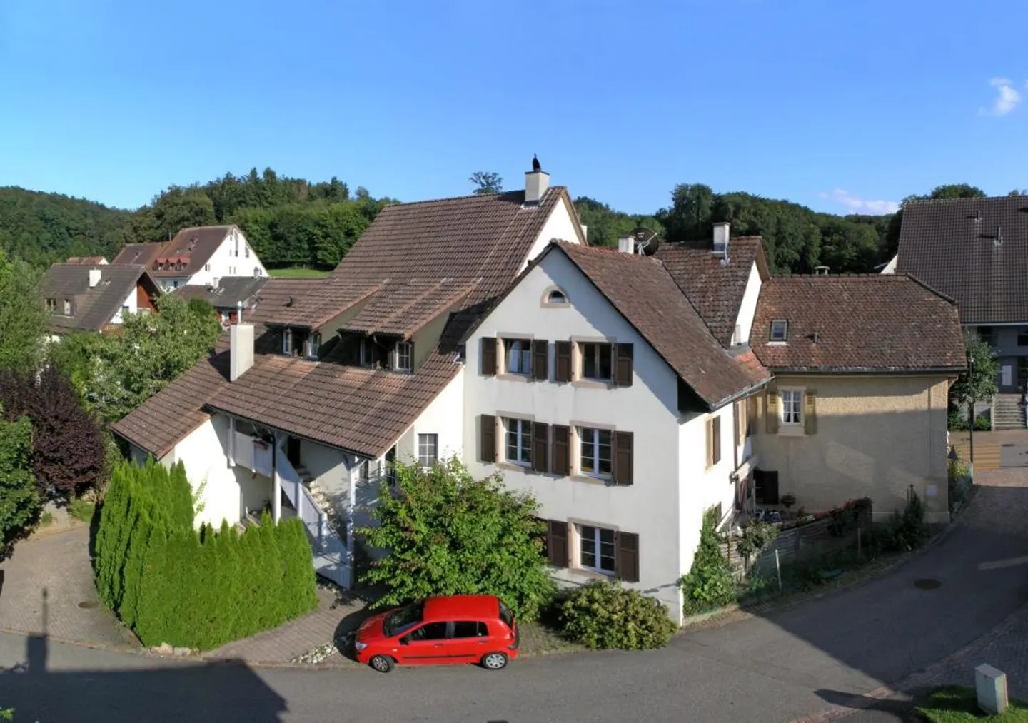 Large 5.5-room maisonette apartment with loggia in the heart of Giebenach - Photo 1 of 7