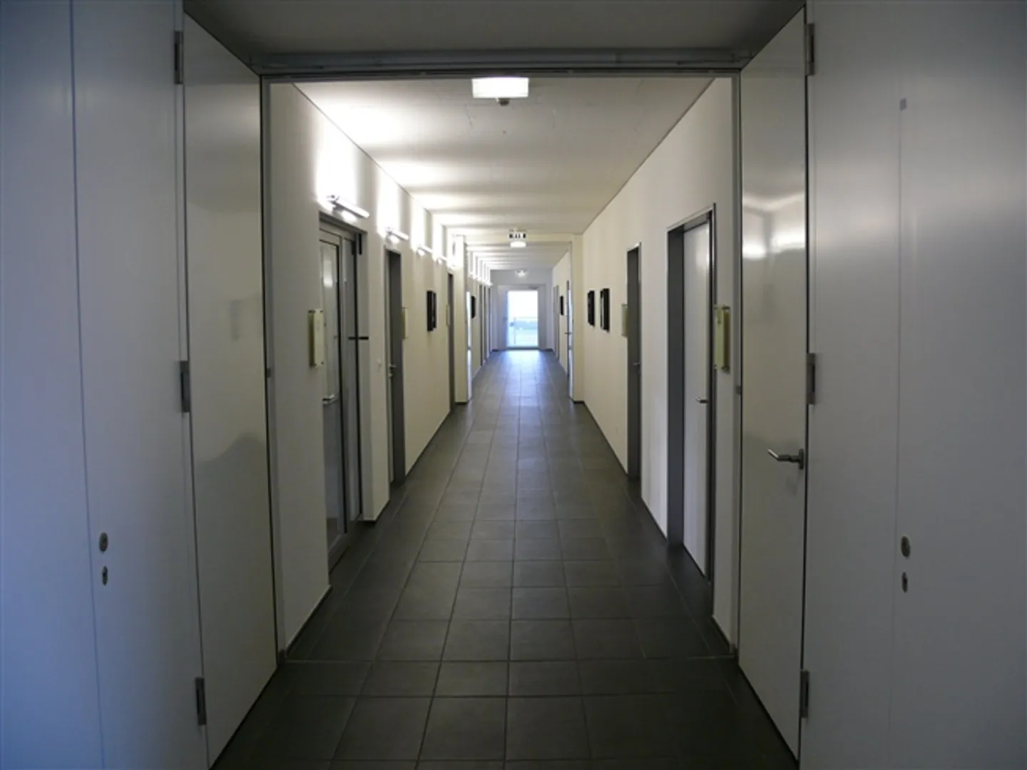 Office in the middle of Spreitenbach in a well-maintained property in an excellent location - Photo 3 of 5