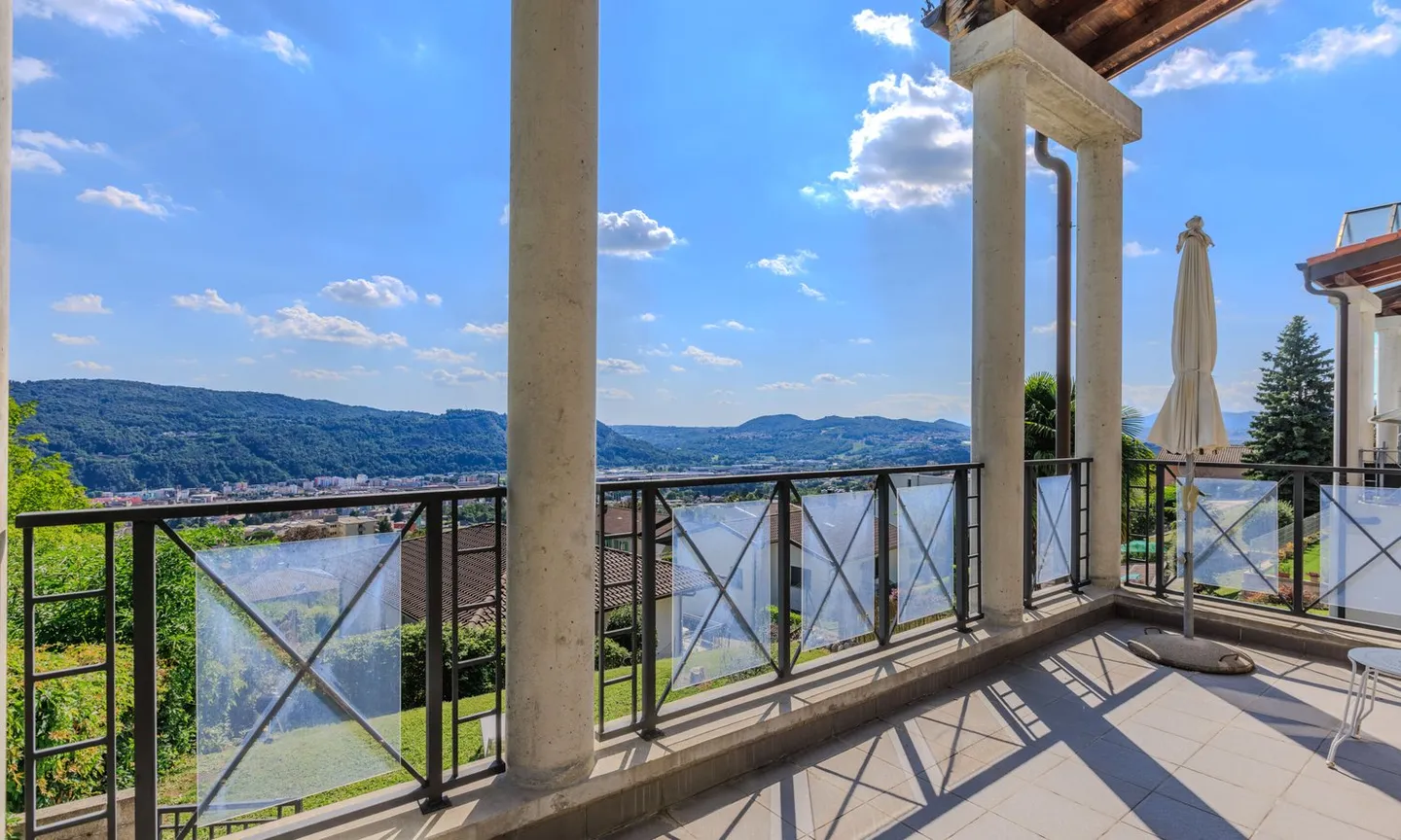 Villa con grande terreno e vista aperta a Vacallo Alta - Foto 3 di 9