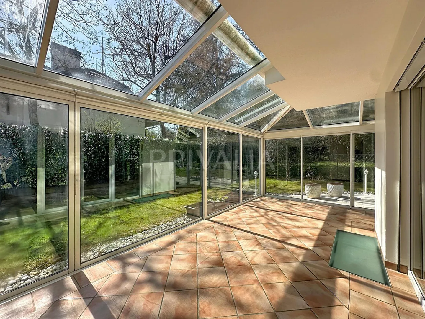 Charming gable-end attached villa in a residential area - Photo 4 of 8