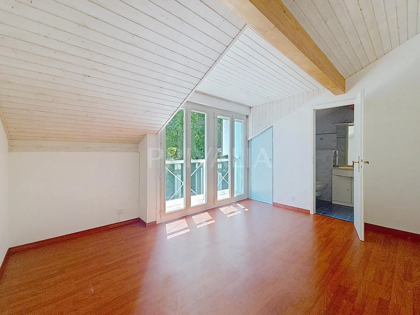 Charming gable-end attached villa in a residential area - Photo 7 of 8