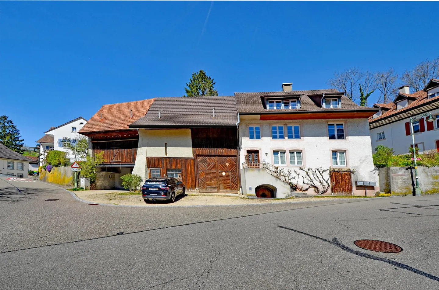 Edificio residenziale ed economico nella zona centrale di Hemmiken BL - Foto 1 di 14