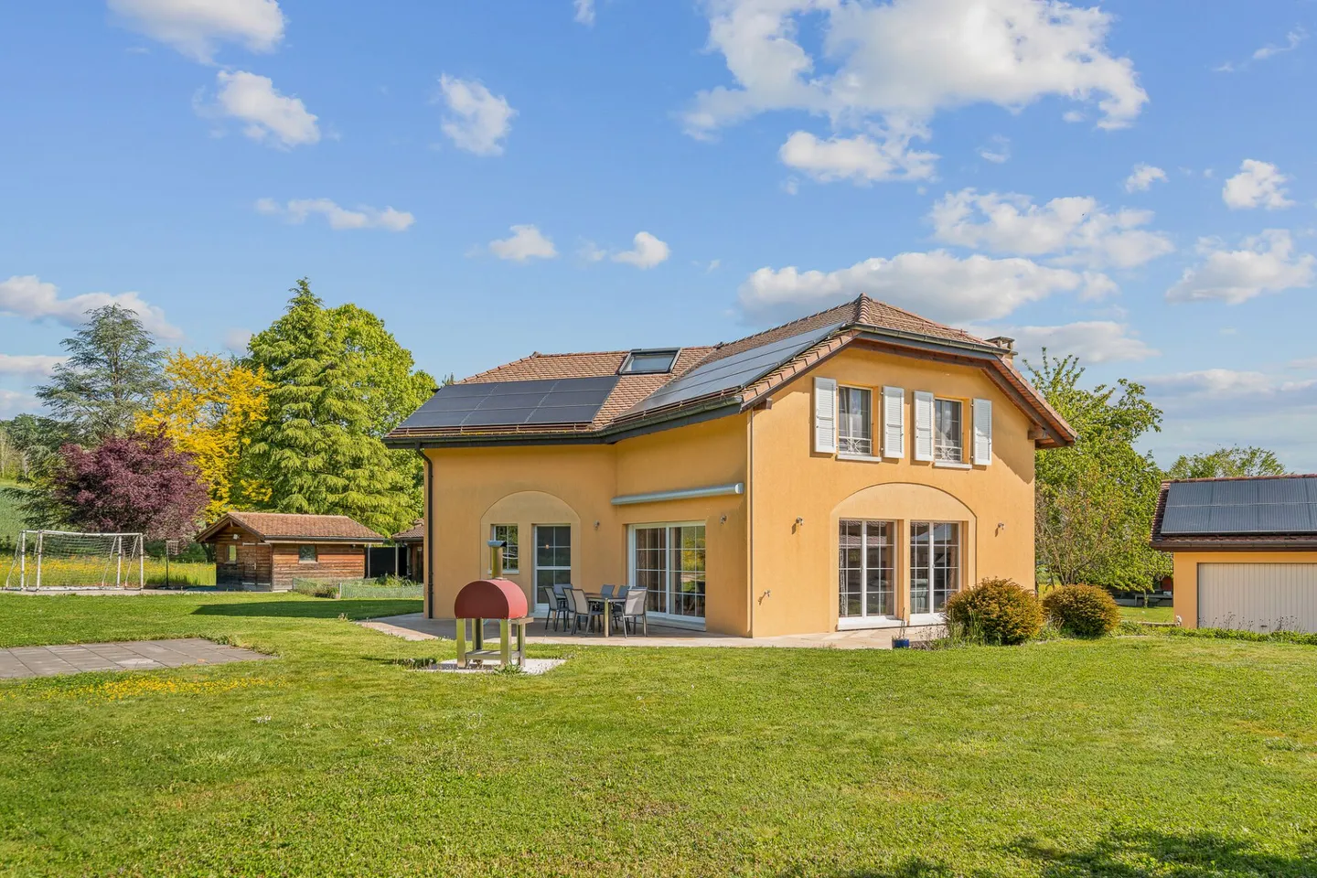 Superb individual villa with a large plot - Photo 2 of 11