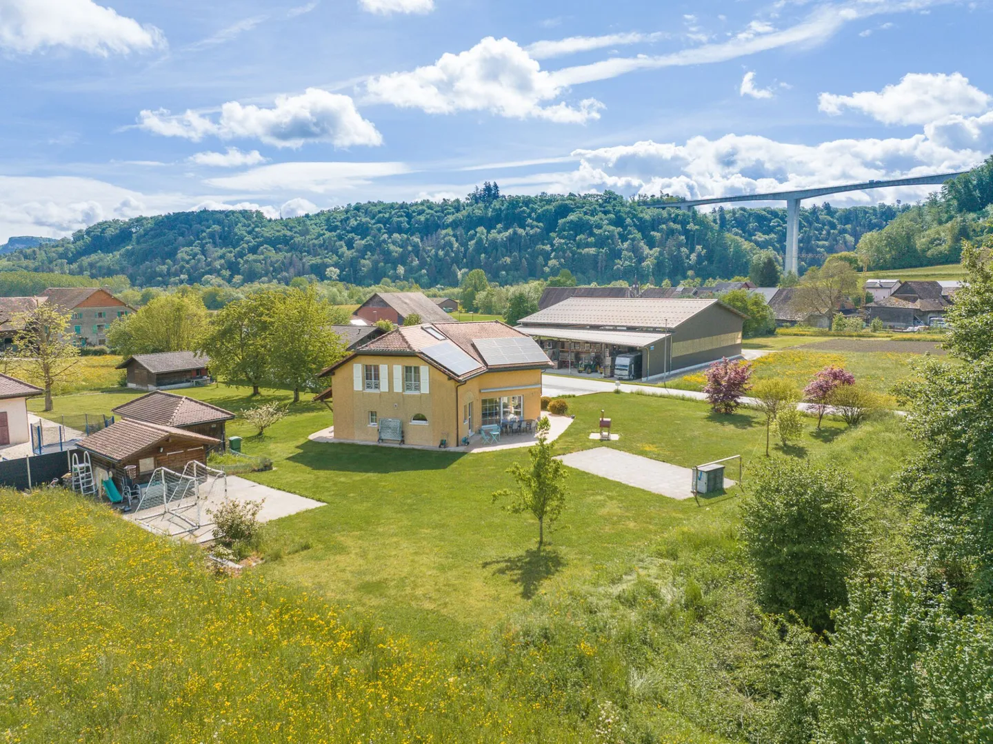 Superb individual villa with a large plot - Photo 1 of 11