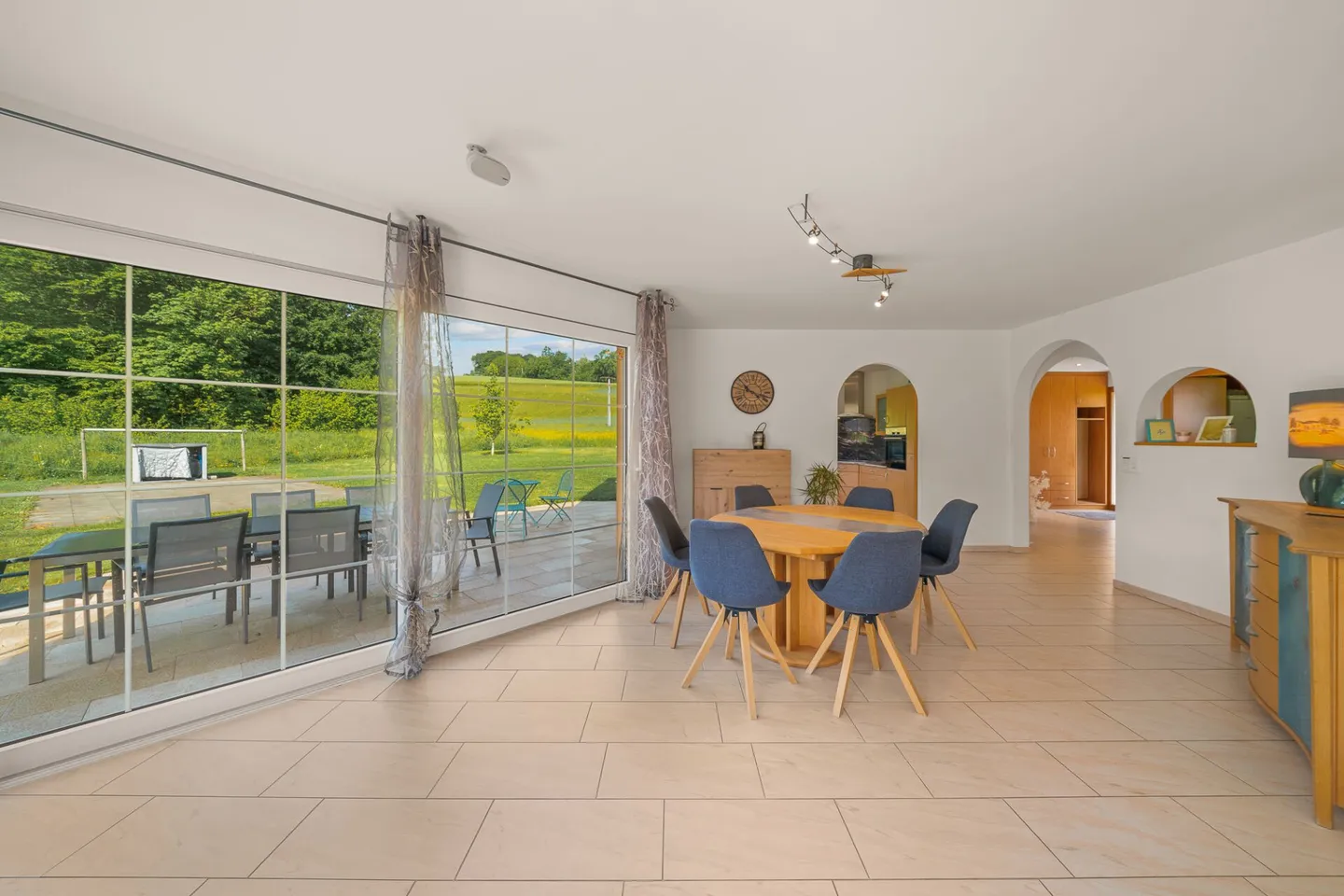 Superb individual villa with a large plot - Photo 5 of 11