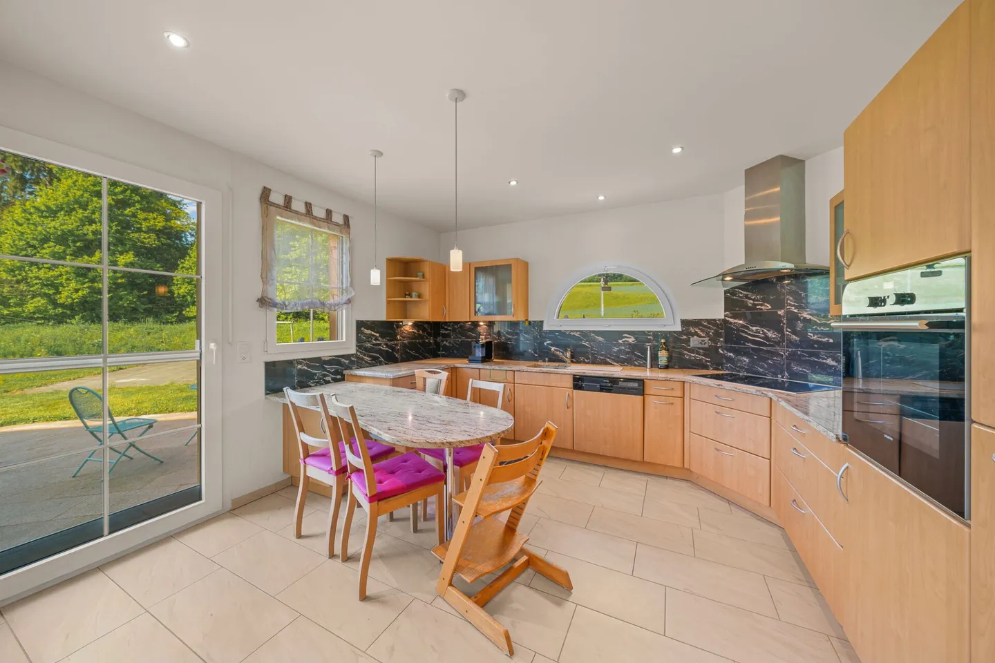 Superb individual villa with a large plot - Photo 6 of 11