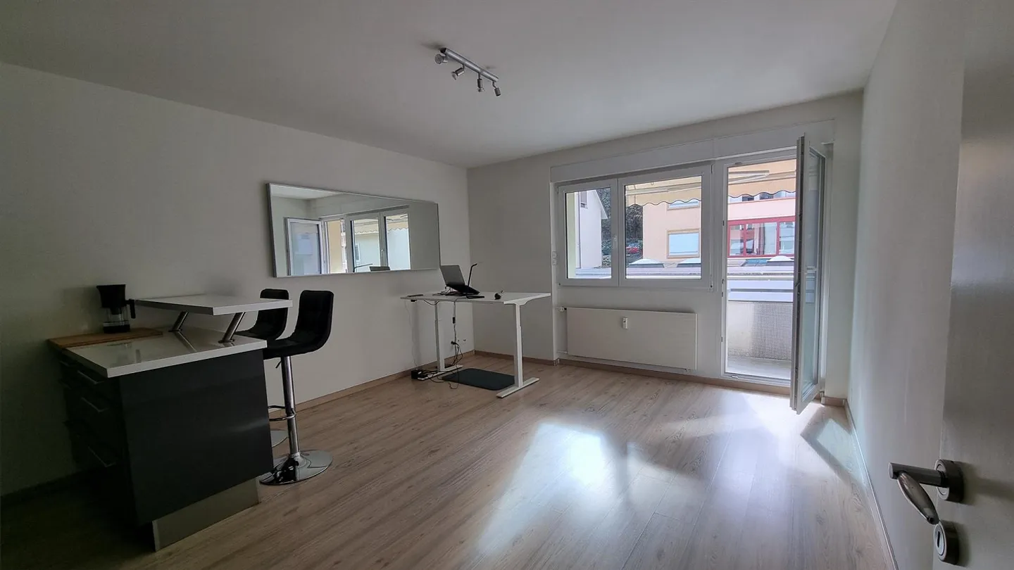 Recherche de locataire : Appartement lumineux de 2 pièces avec balcon près de la gare SBB - Photo 1 sur 5